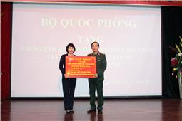 Bộ Quốc phòng: Tặng trang thiết bị y tế cho trung tâm điều dưỡng người có công tỉnh Bắc Giang